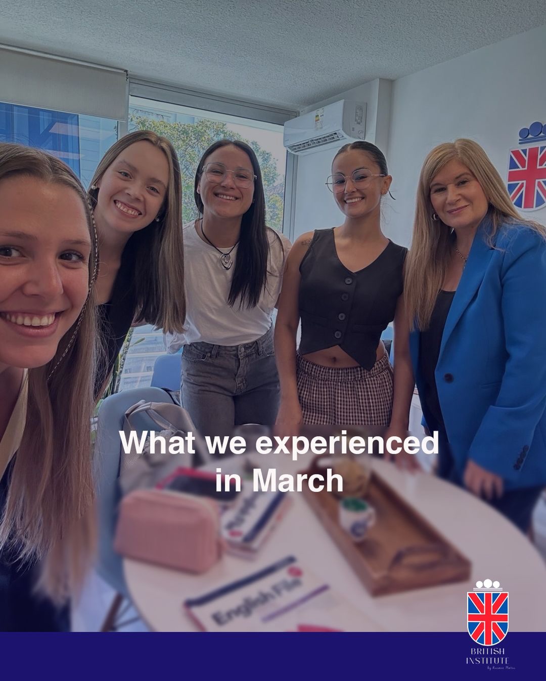 Estudiantes y docente de British Institute en clase