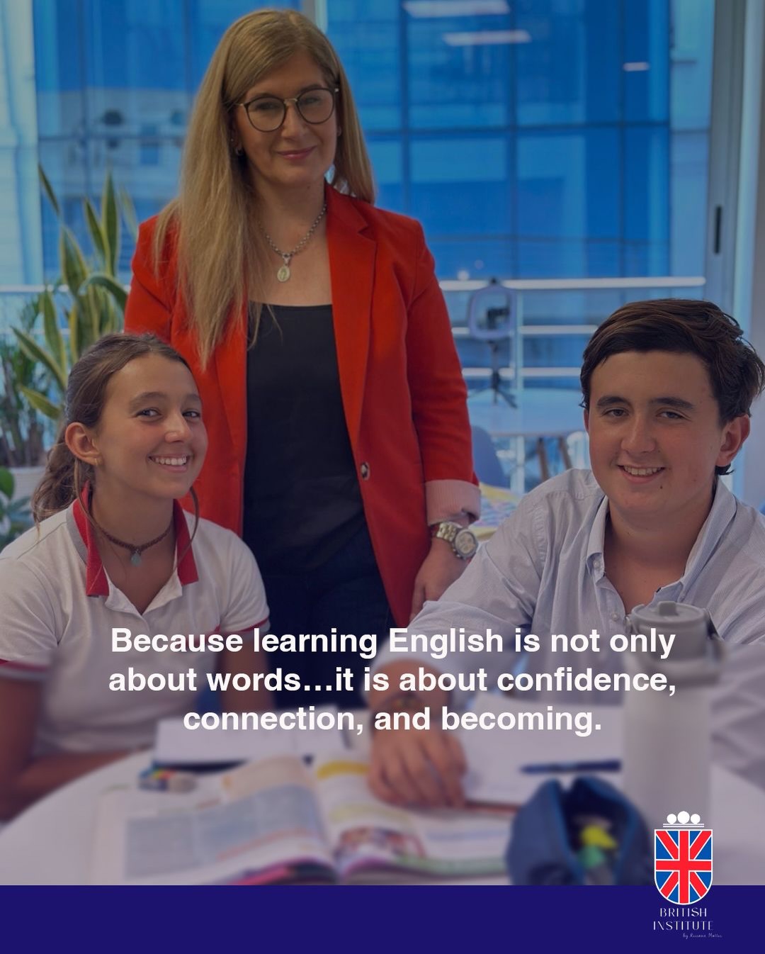 Docente y estudiantes de British Institute en clase